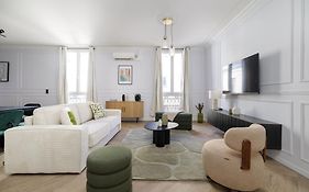 Poetic Stay - Champs Elysees